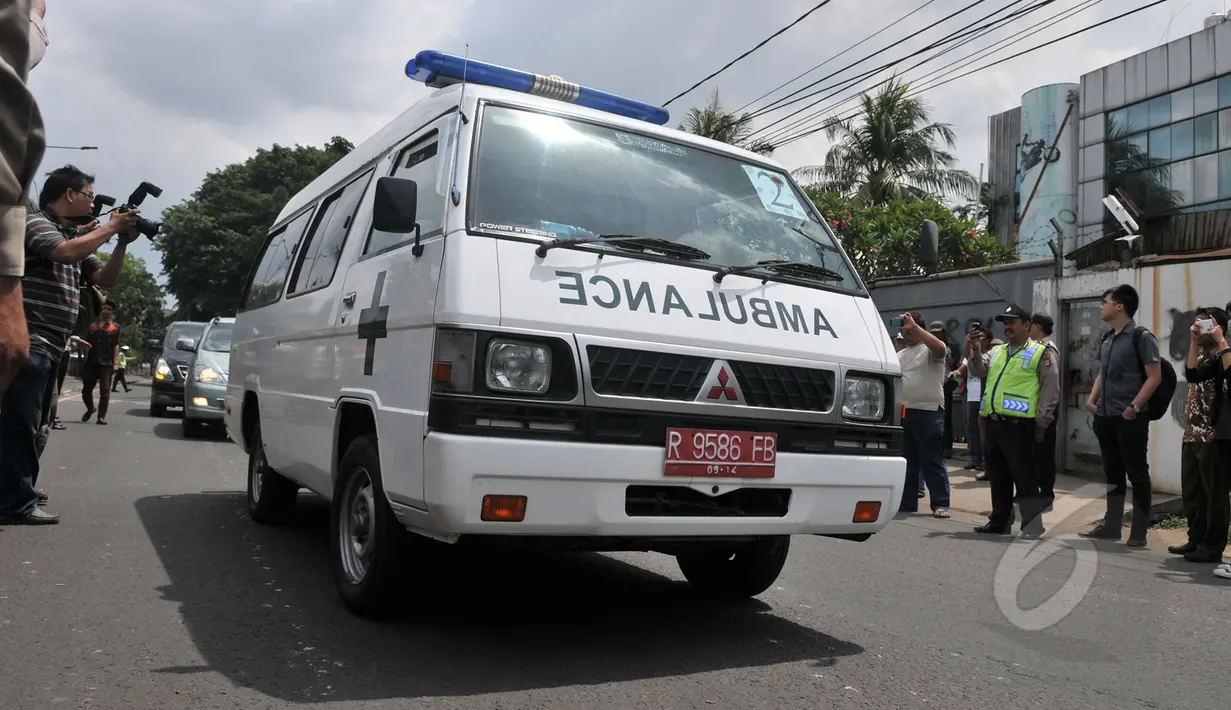 Mobil ambulans yang membawa jenazah Duo Bali Nine saat memasuki Rumah Duka Abadi, Jakarta, Rabu (29/4/2015). Jenazah terpidana mati Andrew Chan dan Myuran Sukumaran disemayamkan hingga besok, sebelum diterbangkan ke Australia. (Liputan6.com/Johan Tallo)