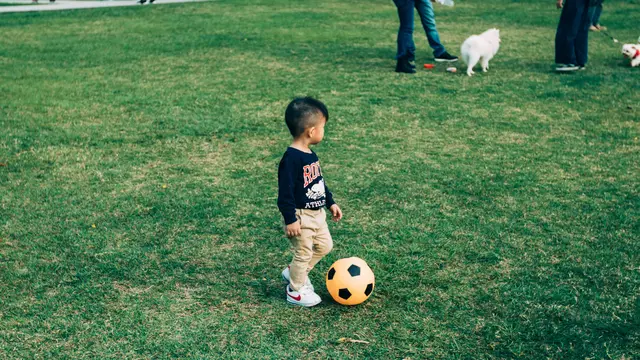 Sepak bola anak/dok. Unsplash Treddy