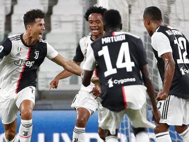 Striker Juventus, Cristiano Ronaldo, melakukan selebrasi usai mencetak gol ke gawang Sampdoria pada laga Serie A di Allianz Stadium, Turin, Senin (27/7/2020). Kemenangan 2-0 ini membuat juventus mengunci gelar juara Serie A musim 2019-2020. (AP Photo/Antonio Calanni)