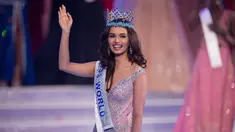 Miss India, Manushi Chhillar melambaikan tangan usai disematkan mahkota Miss World 2017 dalam ajang kontes Miss World ke-67 di Sanya, Tiongkok, Sabtu (18/11). India menyudahi penantian 17 tahun untuk merebut mahkota Miss World. (NICOLAS ASFOURI/AFP)