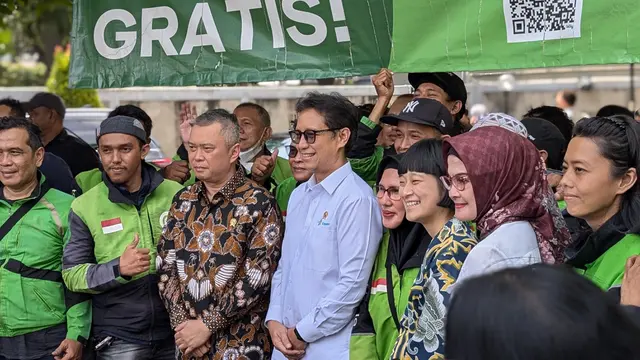 Menkes Budi Gunadi Sadikin (kemeja putih) bersama Menhub Dudy Purwagandhi (batik cokelat) saat meninjau Cek Kesehatan Gratis driver ojol di Kantor Gojek Jakarta. (Foto: Ade Nasihudin/Liputan6.com)