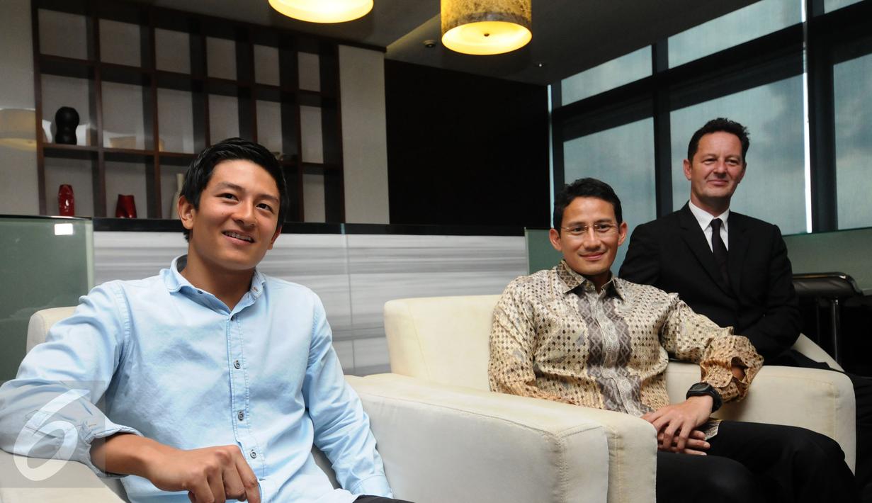 Rio Haryanto (kiri) bersama Sandiaga Uno saat memberikan keterangan usai bertemu di Recapital, Jakarta, Selasa (16/2/2016). Sandiaga Uno berjanji cepat berikan jawaban terkait bentuk dukungannya terhadap Rio. (Liputan6.com/Helmi Fithriansyah)