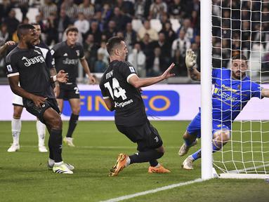 Pemain Juventus, Arkadiusz Milik (tengah) mencetak gol kemenangan ke gawang Lecce pada laga lanjutan Liga Italia 2023/2024 di Allianz Stadium, Juventus, Italia, Rabu (27/09/2023). Juventus berhasil menang dengan skor 1-0. (AP Photo/LaPresse/Fabio Ferrari)