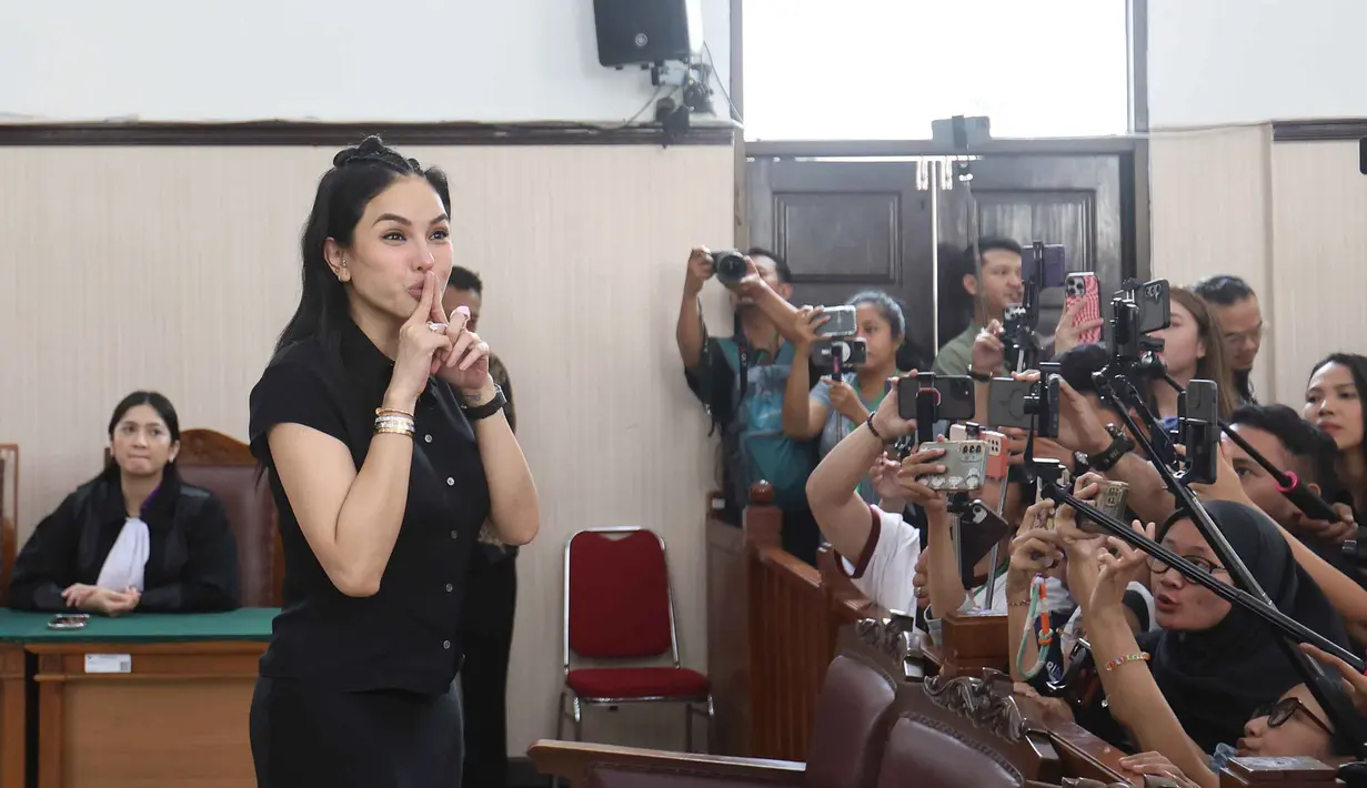 Terdakwa kasus pemerasan dan Tindak Pidana Pencucian Uang (TPPU), Nikita Mirzani menjawab pertanyaan pewarta usai mengikuti sidang pembacaan putusan di Pengadilan Negeri Jakarta Selatan, Selasa (28/10/2025). (Kapanlagi.com/Budy Santoso)