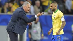 Masuknya nama Dani Alves di usianya yang sudah tak muda lagi memang menjadi sebuah pertaruhan bagi pelatih Selecao, Tite.  Namun agaknya memang sang pelatih tidak menemukan sosok lain sebagus Dani Alves di posisi bek kanan. (AFP/Carl De Souza)
