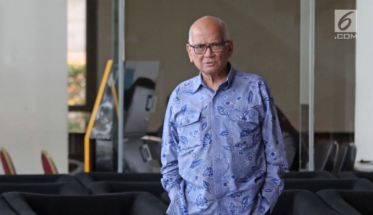 Ekspresi mantan Menko Bidang Perekonomian Dorodjatun Kuntjoro usai pemeriksaan di Gedung KPK, Jakarta, Rabu (21/2). KPK memeriksa Dorodjatun dalam kapasitasnya sebagai mantan Ketua Komite Kebijakan Sektor Keuangan (KKSK). (Liputan6.com/Herman Zakharia)