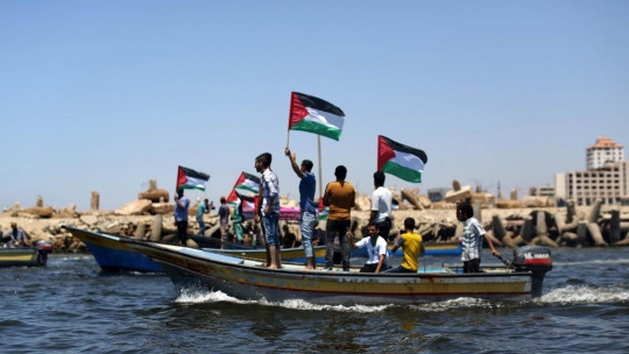 Aksi warga Palestina demo di tengah lautan protes blokade Israel