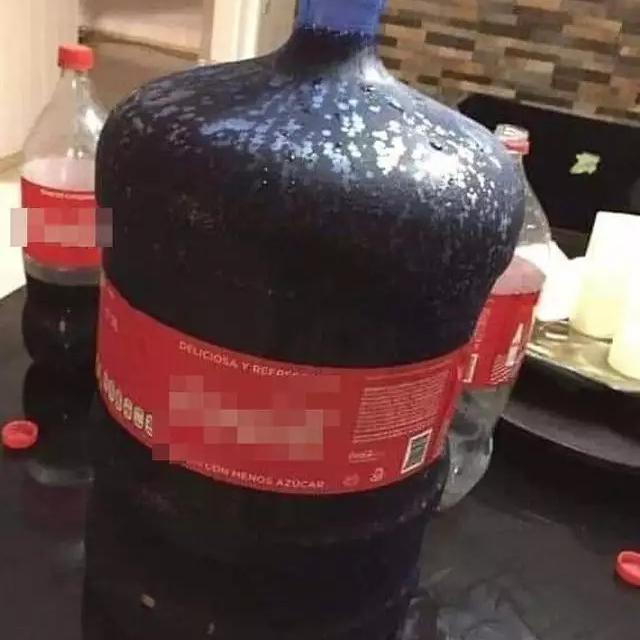 6 Potret Air Galon Nyeleneh Ini Bikin Tepuk Jidat, Jadi Malas Minum