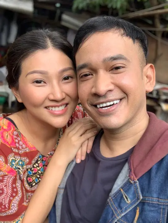 Istri dari presenter Ruben Onsu ini kerap mengunggah gayanya mengenakan daster. Menyaksikan Sarwendah mengenakan daster, menjadi hal yang tidak aneh lagi bagi para penggemarnya. Bahkan  Sarwendah memiliki usaha dasternya sendiri, lho. (Liputan6.com/IG/sarwendah29)