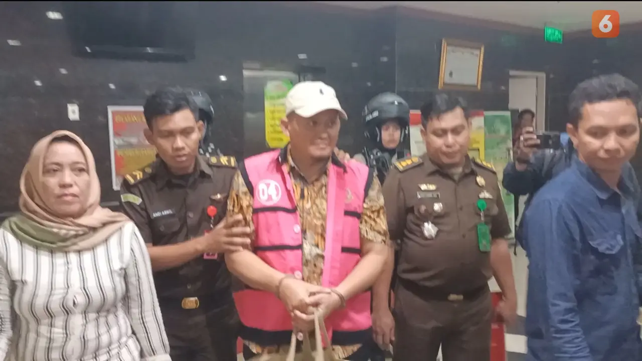 Direktur Operasional PT. Inovasi Global Solusindo (PT. IGS), inisial AP ditetapkan sebagai tersangka keempat dalam kasus dugaan korupsi Rp20 miliar di lingkup PT. Surveyor Indonesia Cabang Makassar (Liputan6.com/Eka Hakim)