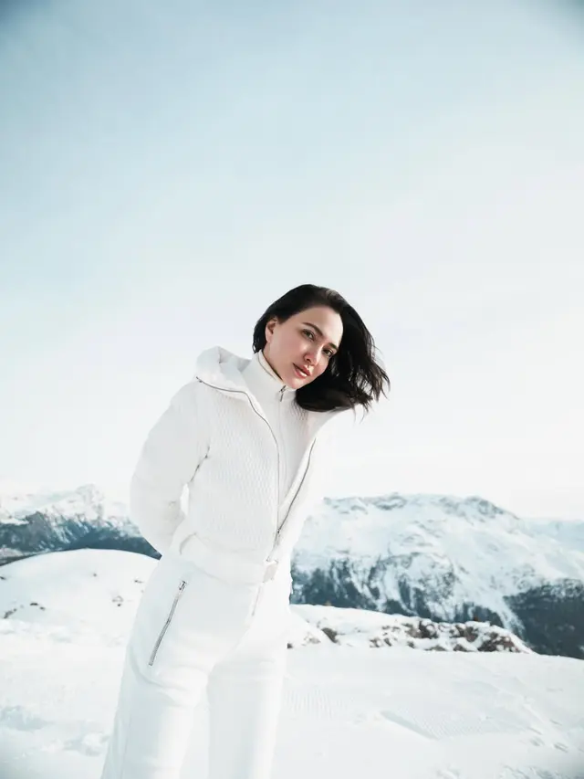 Kompak Serba Putih di Hamparan Salju, Beda Gaya Shandy Aulia dan Nia Ramadhani Saat Main Ski di Swiss