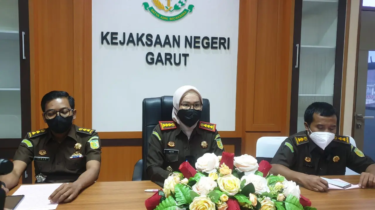 Kepala Kejari Garut Neva Sari Susanti, tengah memberikan penjelasan kepada wartawan dalam rilis kasus di Kantor Kejari Garut, Senin (27/12/2021) petang.