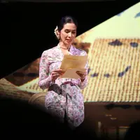 Marsha Timothy lantunkan suara Kartini lewat pembacaan surat dalam Pementasan Terbitlah Terang. / Foto dok:  Bakti Budaya Djarum Foundation.