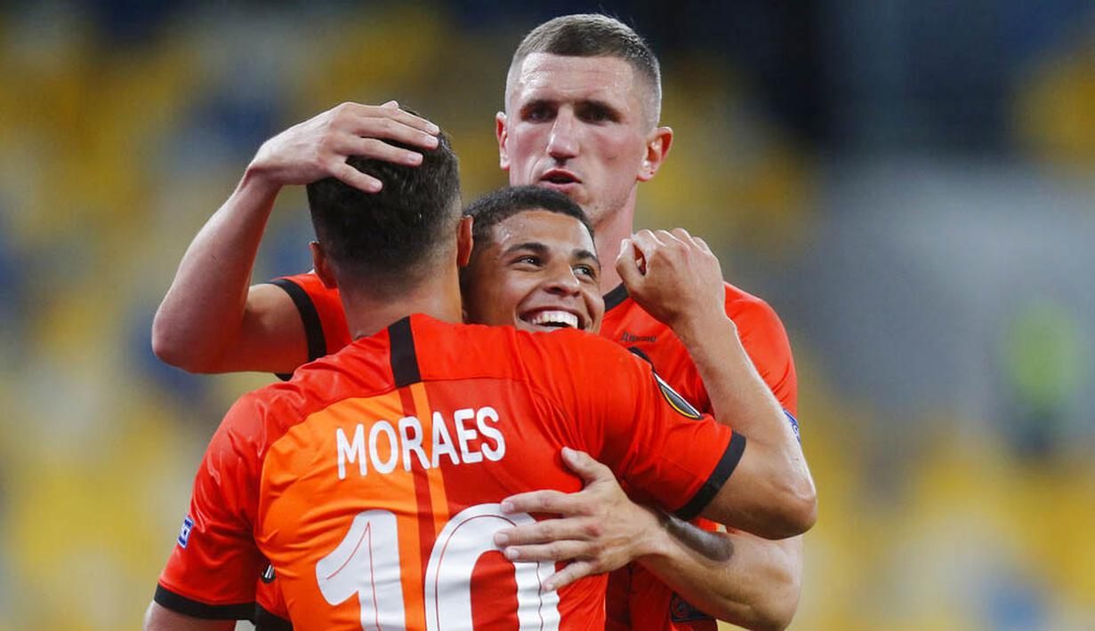 Para pemain FC Shakhtar Donetsk merayakan gol yang dicetak oleh Junior Moraes ke gawang VfL Wolfsburg pada laga Liga Europa di Stadion NSK Olimpiyskiy, Kiev, Rabu (5/8/2020). Shakhtar Donetsk menang 3-0 atas Wolfsburg. (AP/Efrem Lukatsky)