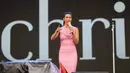 Christie yang tampil cantik dengan busana yang modis langsung menyapa para penggemarnya dengan lagu pembuka berjudul Seribu Kali Cinta. Tampak dalam foto, penyanyi Christie saat tampil dalam gelaran KapanLagi Buka Bareng (KLBB) Festival 2026 hari pertama di Stadion Madya, Kompleks Gelora Bung Karno, Senayan, Jakarta, Sabtu 28 Februari 2026. (Fimela.com/Adrian)