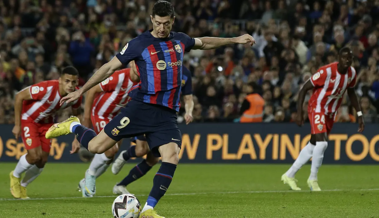 <p>Penyerang Barcelona, Robert Lewandowski melakukan tendangan penalti yang gagal ke gawang Almeria selama pertandingan lanjutan La Liga Spanyol di stadion Camp Nou di Barcelona, Spanyol, Minggu (6/11/2022). Kemenangan ini membawa Barca naik ke puncak klasemen sementara Liga Spanyol. Barca mengoleksi 34 poin dari 13 laga, dua poin di depan Real Madrid yang baru bermain 12 kali. (AP Photo/Joan Monfort)</p>