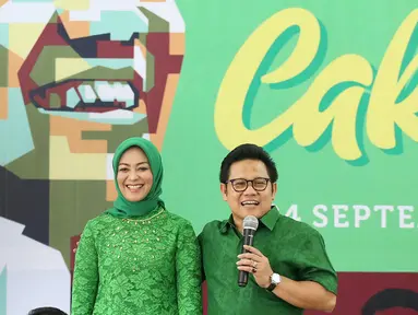 Ketua Umum PKB Muhaimin Iskandar bersama Istri Rustini Murtadho saat merayakan ulang tahunnya yang ke-51 sekaligus melauncing dua buku di Kantor DPP PKB, Jakarta, Minggu (24/9). Buku tersebut karya Muhaimin Iskandar (Cak Imin). (Liputan6.com/Johan Tallo)