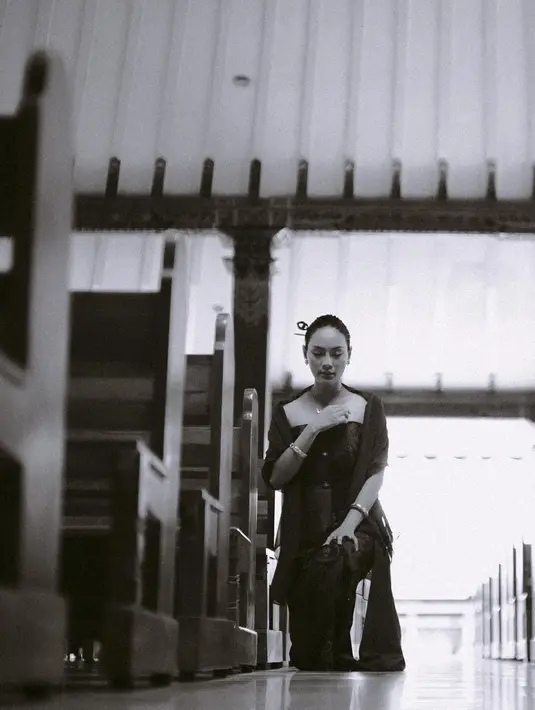 Tampil totalitas, Erika Carlina kenakan kain Batik lilit menjadi dress kemben dipadu kain cokelat polos [@eri.carl]