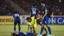 Para pemain Thailand tampak kecewa usai dikalahkan Qatar pada laga Piala AFC U-19 di SUGBK, Jakarta, Minggu (28/10). Qatar menang 7-3 atas Thailand. (Bola.com/Vitalis Yogi Trisna)