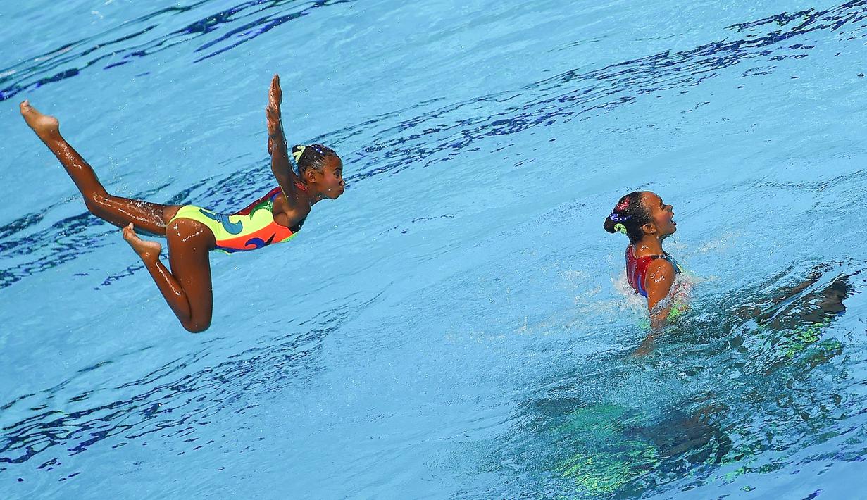Tim Indonesia beraksi pada ajang final renang indah free routine SEA Games 2017 di National Aquatics centre, Kuala Lumpur, (20/8/2017). (AFP/Manan Vatsyayana)