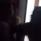 Anggota Polda NTT saat digrebek bersama selingkuhan oleh istri sah di kamar kos di Kabupaten Atambua (screenshot video)