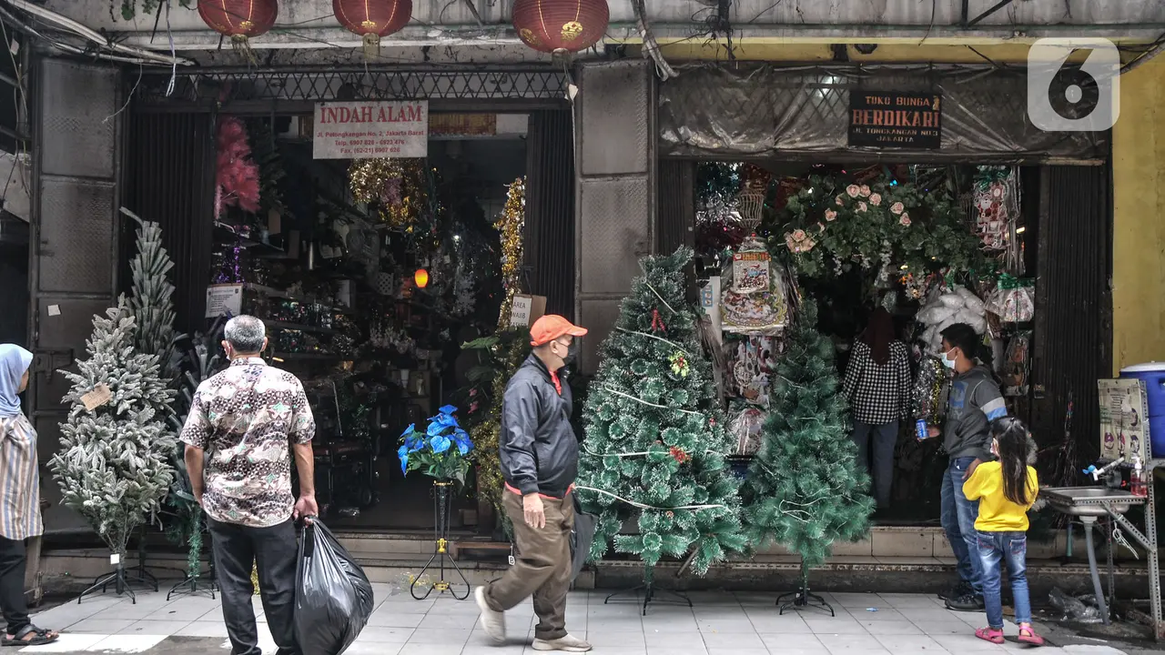 Berburu Pernak-Pernik Natal di Pasar Asemka
