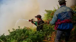 Petugas pemadam kebakaran memadamkan api di Taman Nasional Bromo Tengger Semeru di Desa Ngadas, Malang, Jawa Timur, 5 Agustus 2026. (AFP/ Muhammad Firman)