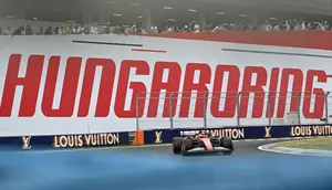 Pembalap Ferrari asal Inggris, Lewis Hamilton, berlaga pada sesi kualifikasi Formula Satu Grand Prix Hungaria di sirkuit Hungaroring di Mogyorod, dekat Budapest, Hungaria, pada 2 Agustus 2025. (Attila KISBENEDEK/AFP)