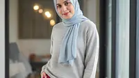 9 Inpirasi Padu Padan Sweater dan Celana Training untuk HIjaber, Tampil Cantik dan Sporty