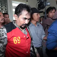 Tiba di PN, Gatot terlihat berbeda dari tahanan lain. Mantan guru spiritual Reza Artamevia itu tampil rapih dengan baju batik lengan panjang plus rompi tahanan. Celana panjang hitam dan sepatu pantofel warna senada. (Deki Prayoga/Bintang.com)