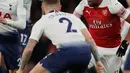 Pemain Arsenal, Alex Iwobi berusaha melewati pemain Tottenham Hotspur, Kieran Trippier pada perempat final Piala Liga Inggris di Stadion Emirates, Kamis (20/12). Tottenham melaju ke babak semifinal seusai menaklukkan Arsenal 2-0. (AP/Frank Augstein)