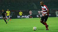 Striker Madura United, Alberto 'Beto' de Paula. (Bola.com/Aditya Wany)