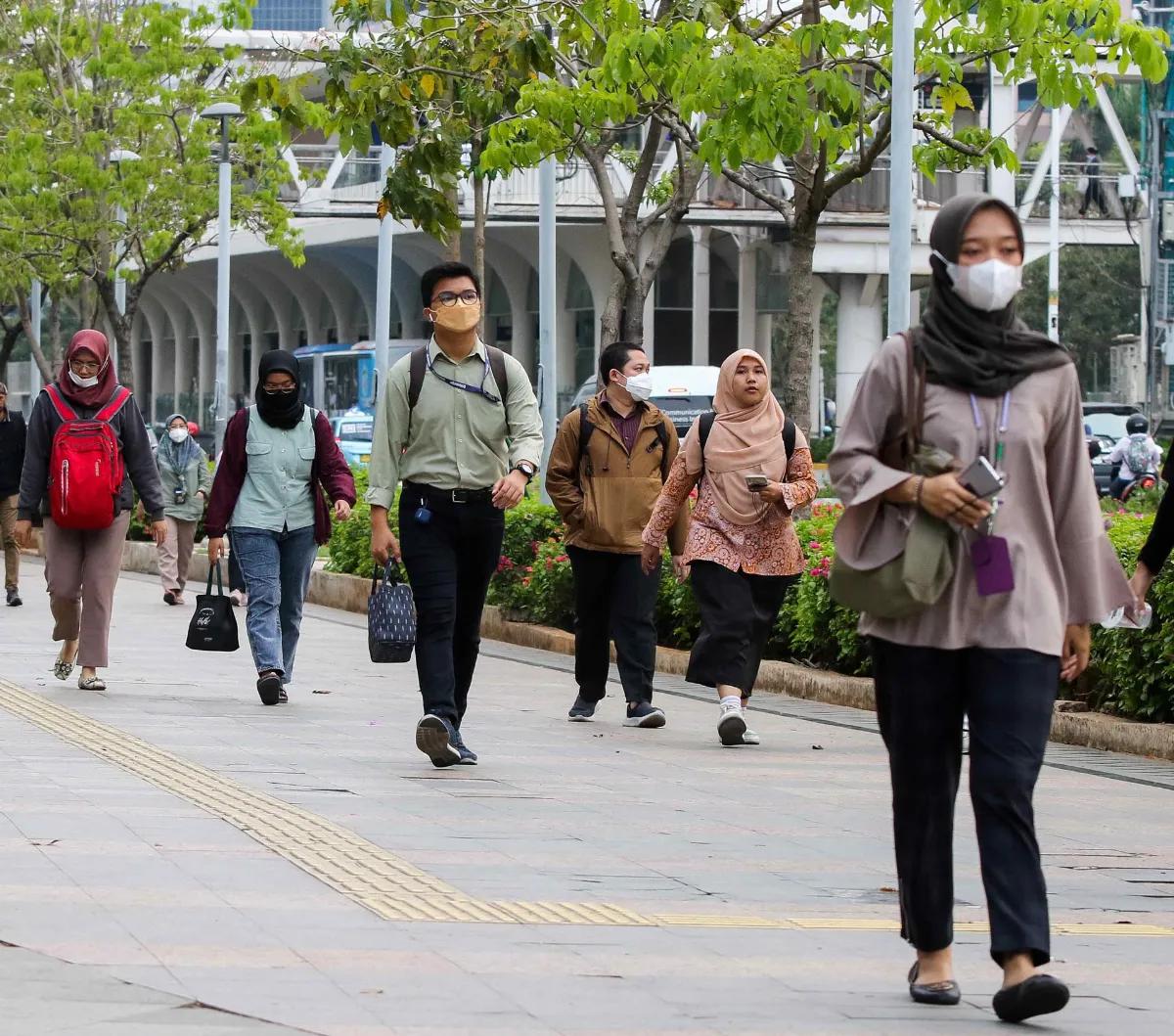 Dan, 20 persen dari gaji dialokasikan untuk ditabung. Tabungan ini bisa digunakan sebagai biaya pendidikan anak di kemudian hari. Pada alokasi ini, Anda hanya bisa menabung Rp407.389.<br>