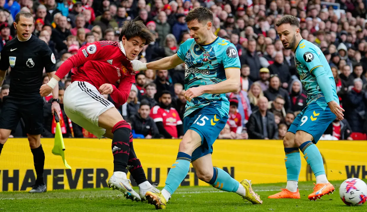 Pemain Manchester United Facundo Pellistri (kiri) menendang bola di depan pemain Southampton Romain Perraud pada pertandingan sepak bola Liga Inggris di Stadion Old Trafford, Manchester, Inggris, 12 Maret 2023. Pertandingan berakhir imbang dengan skor 0-0. (AP Photo/Jon Super)