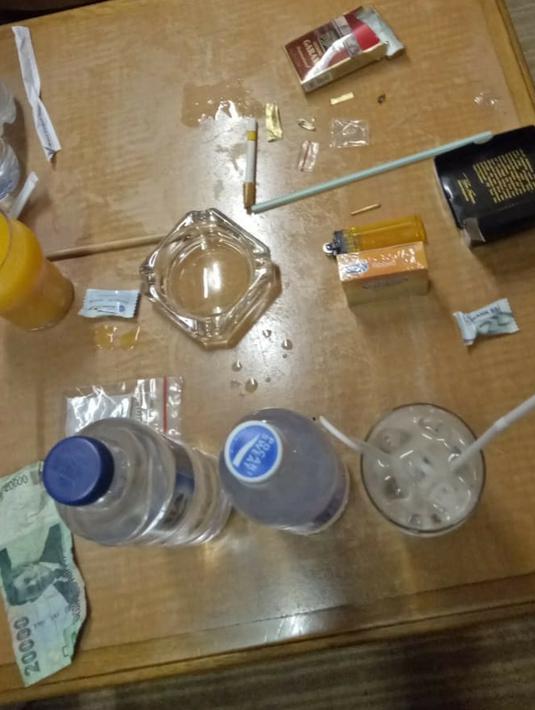 Barang bukti dari penangkapan politisi Partai Demokrat berinisial AA  di hotel kawasan Slipi, Jakarta, Senin (4/3). Penangkapan ini dilakukan tim Direktorat Tindak Pidana Narkoba Bareskrim Polri. (Liputan6.com/HO/Dit Narkoba Mabes Polri)
