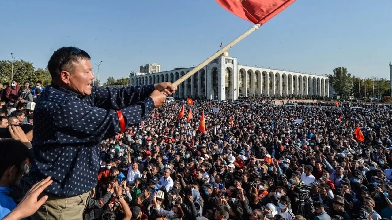 Protes masyarakat Kirgizstan usai pengumuman hasil pemungutan suara parlemen di Bishkek.