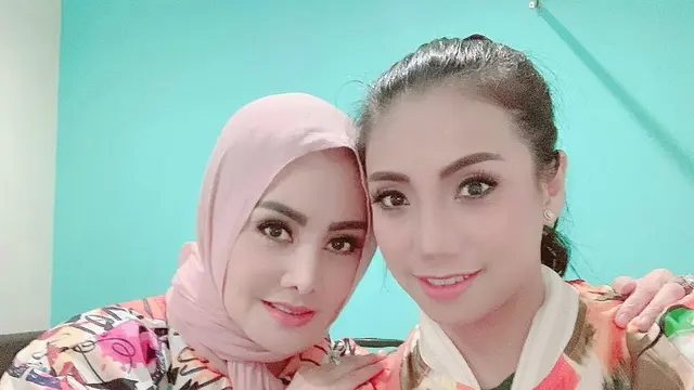 6 Potret Kebersamaan Siti KDI dan Cici Paramida, Kakak Adik yang Kompak