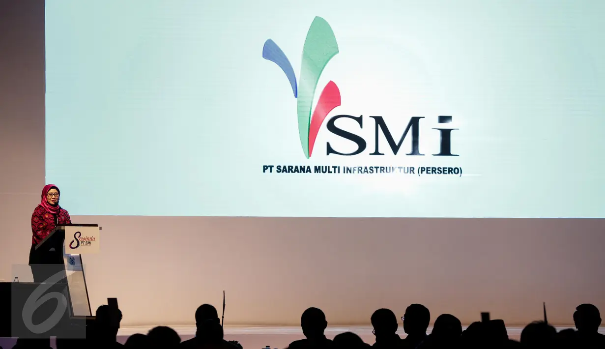 Direktur Utama PT Sarana Multi Infrastruktur (Persero) Emma Sri Martini memberi sambutan pada perayaan 'Sewindu PT SMI - Hari Bakti untuk Negeri' di Jakarta, Rabu (22/3). PT SMI merayakan hari jadinya yang ke-8 alias sewindu. (Liputan6.com/Faizal Fanani)
