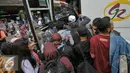 Pemudik berebut masuk bus AKAP tujuan Pangandaran di Terminal Kampung Rambutan, Jakarta, Jumat (1/7). H-5 jelang puncak arus mudik Lebaran 2016, terminal Kampung Rambutan mulai dipadati pemudik. (Liputan6.com/Yoppy Renato)