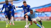 Gelandang Manchester City, Raheem Sterling (kanan) berebut bola dengan gelandang Chelsea, Jorginho dalam laga semifinal Piala FA 2020/2021 di Wembley Stadium, London, Sabtu (17/4/2021). Manchester City kalah 0-1 dari Chelsea. (AFP/Adam Davy/Pool)