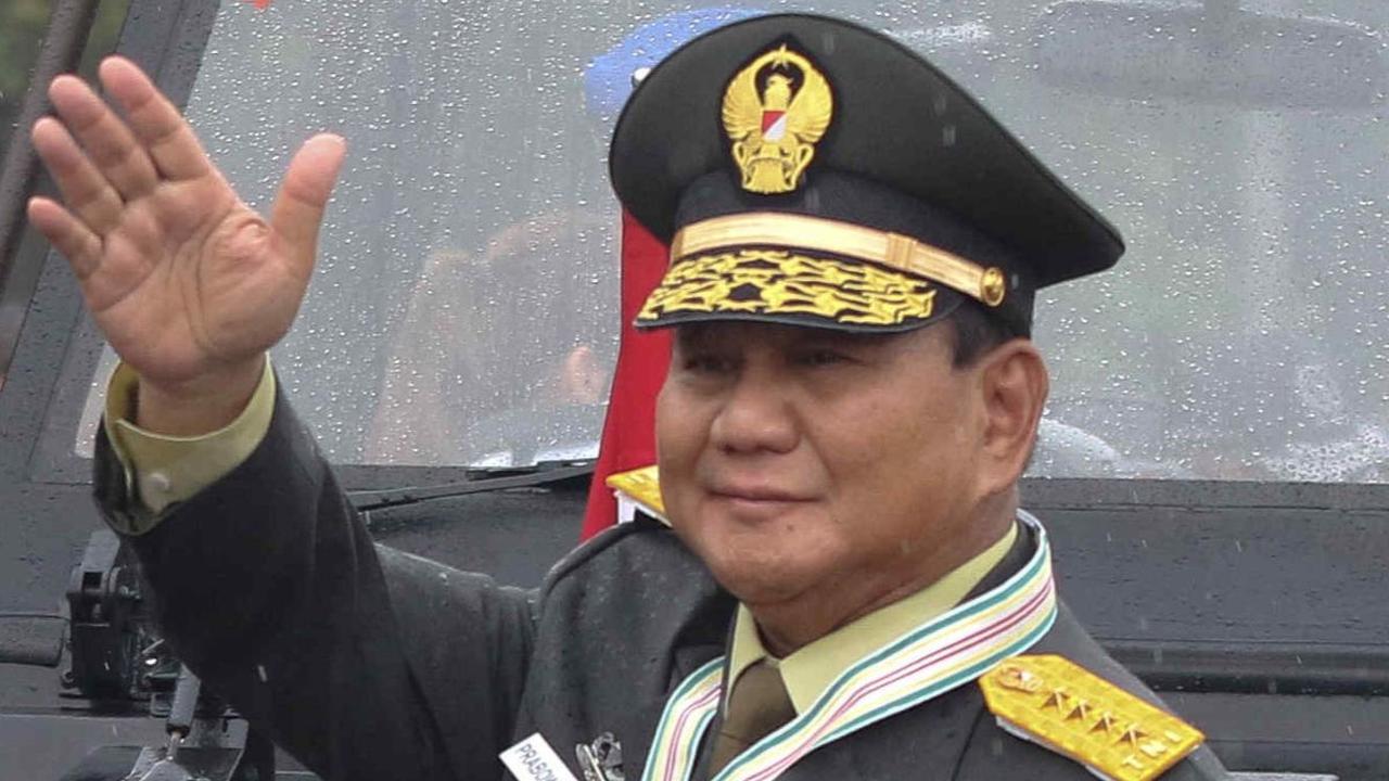 Momen Prabowo tersenyum tipis saat kembali berseragam TNI dengan bintang 4 dan sederet tanda kehormatan. Liputan6.com/Herman Zakharia