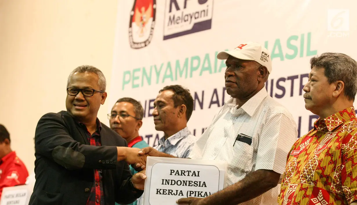 Ketua KPU Arief Budiman memberikan Hasil Penelitian Administrasi Perbaikan kepada Partai Politik (Putusan Bawaslu) yang tidak lolos di Gedung KPU Pusat, Jakarta, Minggu (24/12). (Liputan6.com/Faizal Fanani)