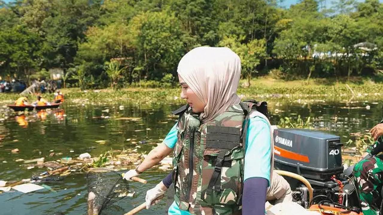 7 Outfit Ibu Pejabat Berhijab ala Syahnaz Sadiqah di 2025, Berwibawa dan Elegan