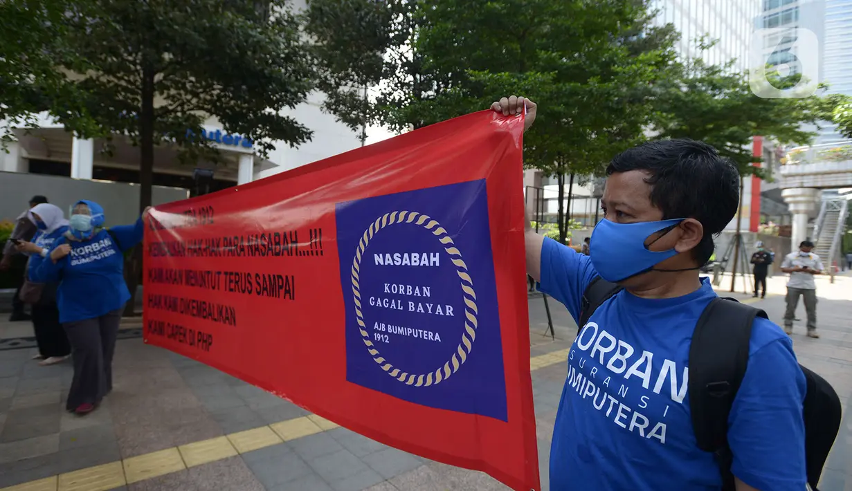 Nasabah Bumiputera melakukan aksi unjuk rasa Asuransi Jiwa Bersama (AJB) Bumiputera di depan kantor Wisma Bumiputera, Jakarta, Rabu (21/10/2020). Para korban gagal bayar AJB Bumiputera  menuntut kejelasan untuk polis dibayar. (merdeka.com/Imam Buhori)