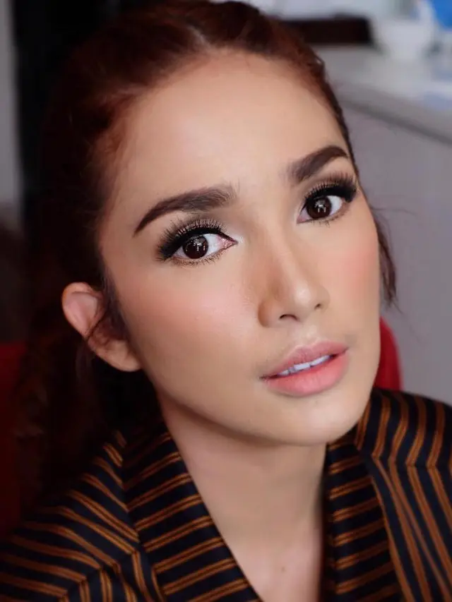 [Bintang] Dari Makeup Simpel Sampai Glamor, Dandanan Ussy Sulistiawaty Ini Bikin Andhika Pratama Jatuh Hati