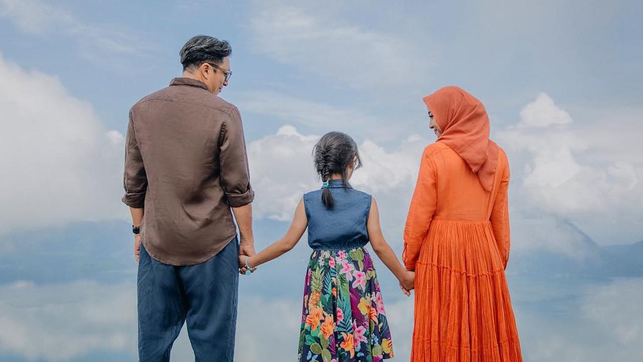 Ajak Anak, Begini Kehangatan Foto Prewedding Engku Emran dan Laudya Cynthia Bella