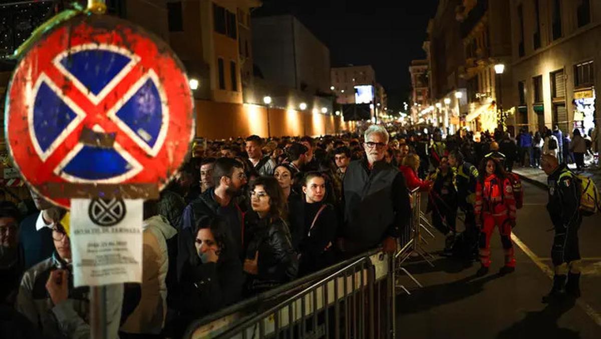 Hingga Tengah Malam, Puluhan Ribu Orang Antre Beri Penghormatan Terakhir kepada Paus Fransiskus