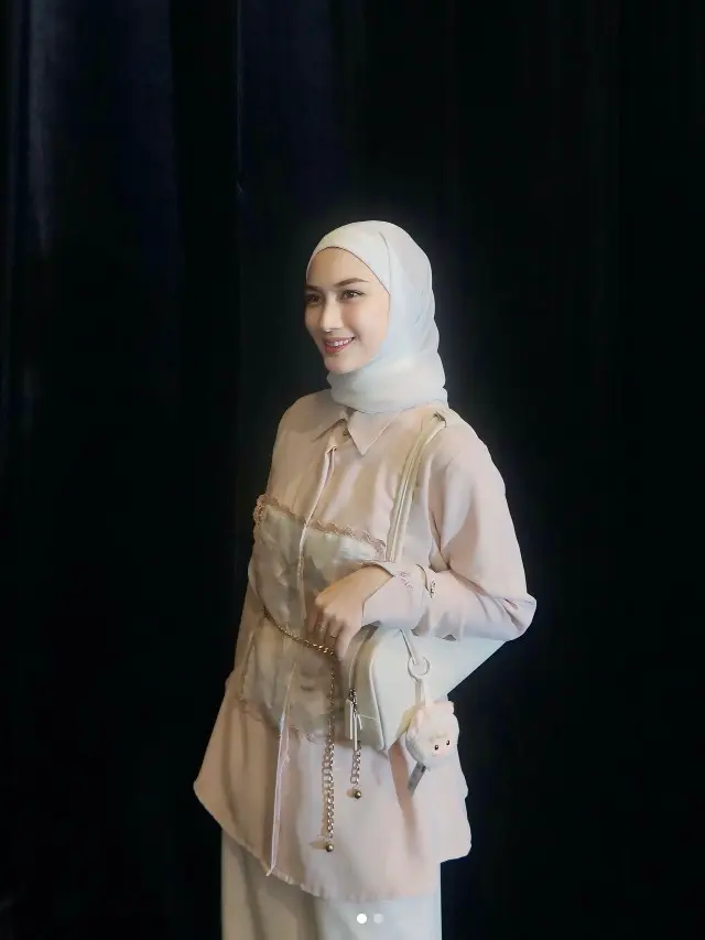 Model Tunik Simpel Kekinian ala Melody Laksani