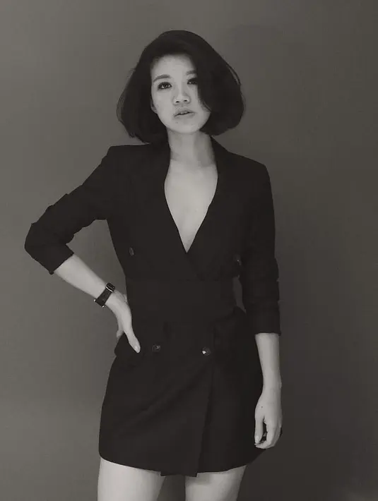 "Keluar (rumah) itu saat dibutuhkan. Keluarnya lihat-lihat juga, kalau harus banget baru (keluar)," pungkas Agatha Suci. (Instagram/agatha_suci)