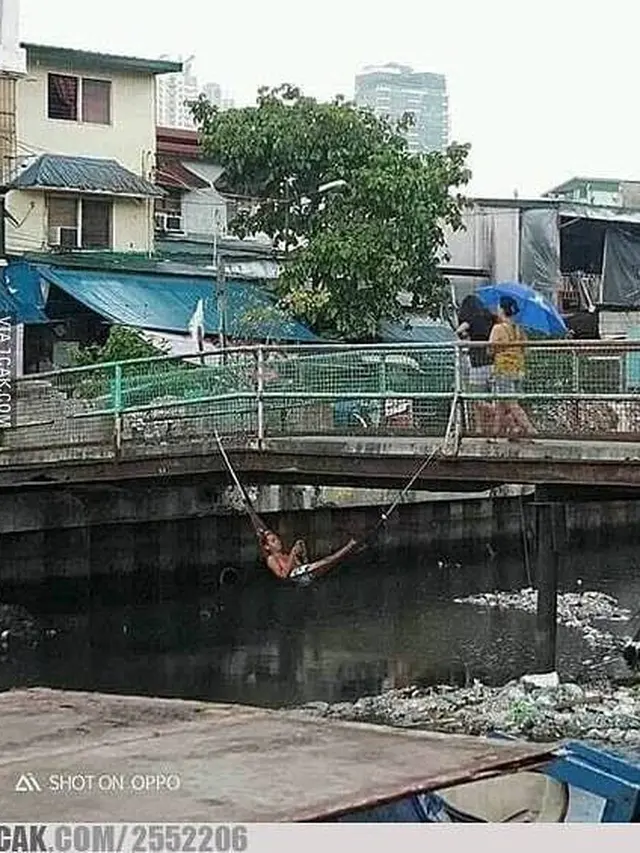 10 Potret Nyeleneh Orang Kelewat Santai dalam Berbagai Keadaan Ini Kocak
